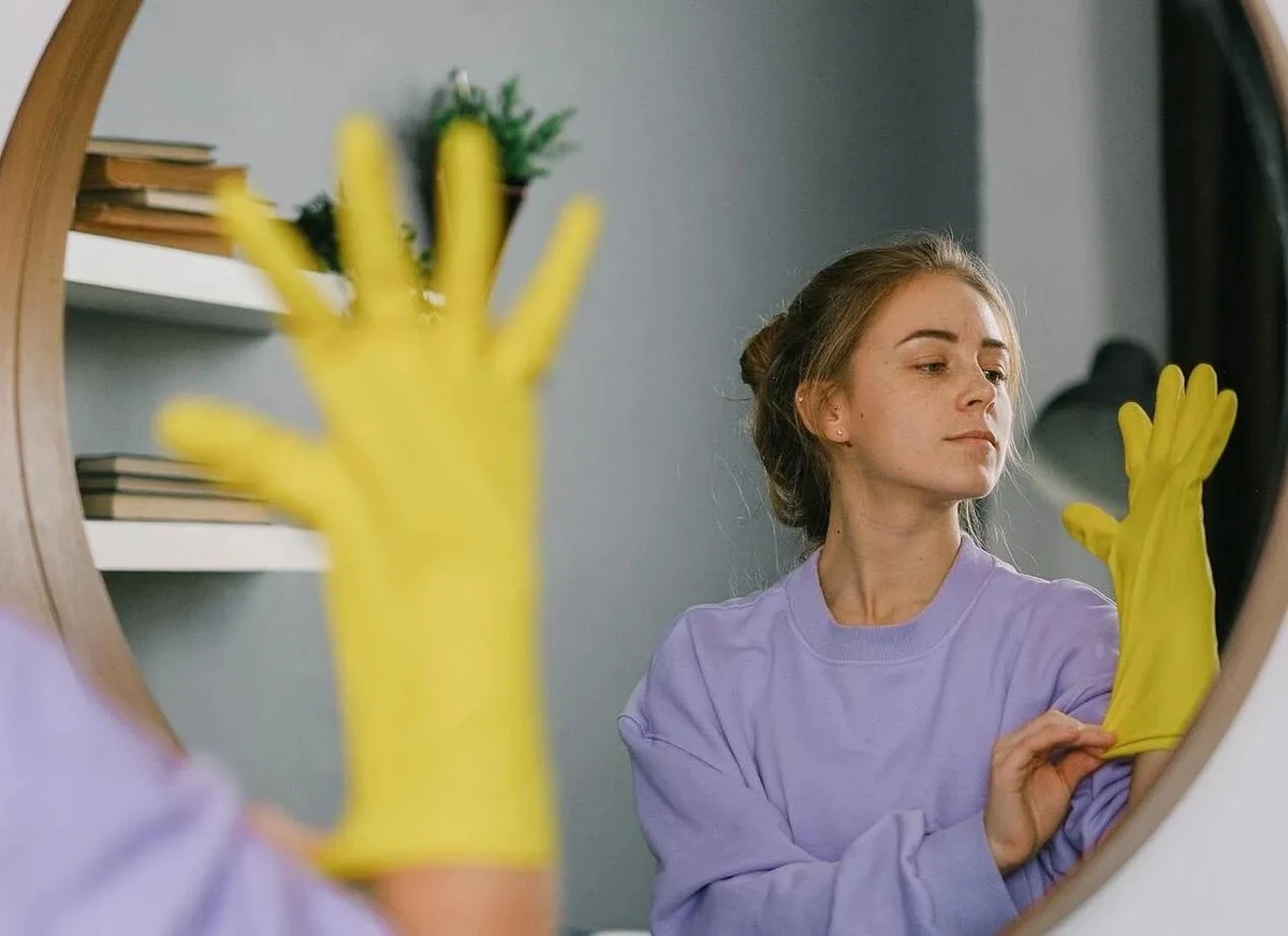 Proč zkušené hospodyně potírají zrcadlo v koupelně pěnou na holení