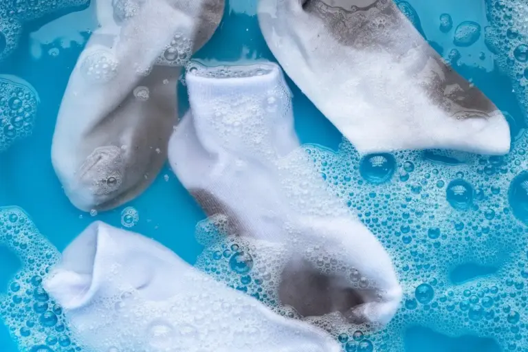 Proč zkušené hospodyně sypou lžíci kyslíkového prášku na šedé ponožky