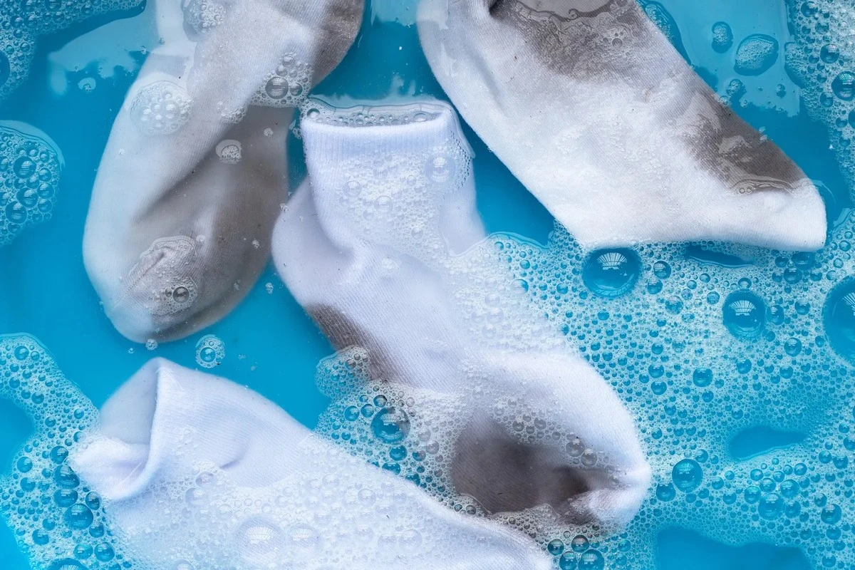 Proč zkušené hospodyně sypou lžíci kyslíkového prášku na šedé ponožky