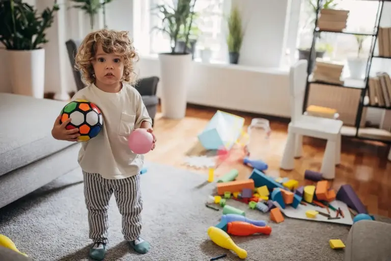 Proč zkušené mámy berou do ruky tři věci, kdykoliv opustí místnost