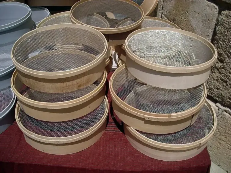 Proč zkušení čeští zahrádkáři nevyhazují staré kuchyňské síto