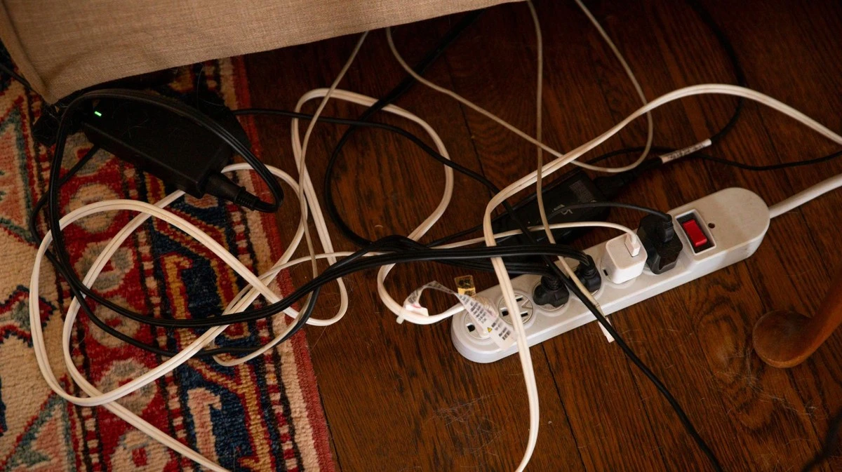 Proč zkušení designéři schovávají kabely za magnetické úchyty