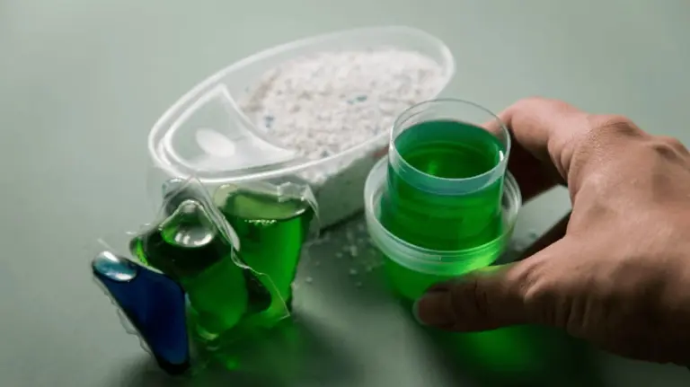 Proč zkušení experti vrací tekutý gel do regálu a volí sypký prášek