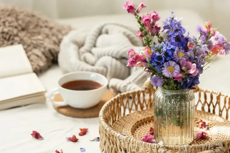 Proč zkušení floristé doporučují mít v ložnici právě tyto rostliny