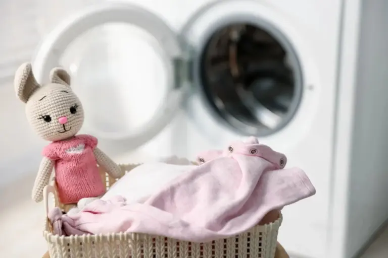 Proč zkušení hospodáři dávají do pračky sprchový závěs a tenisky