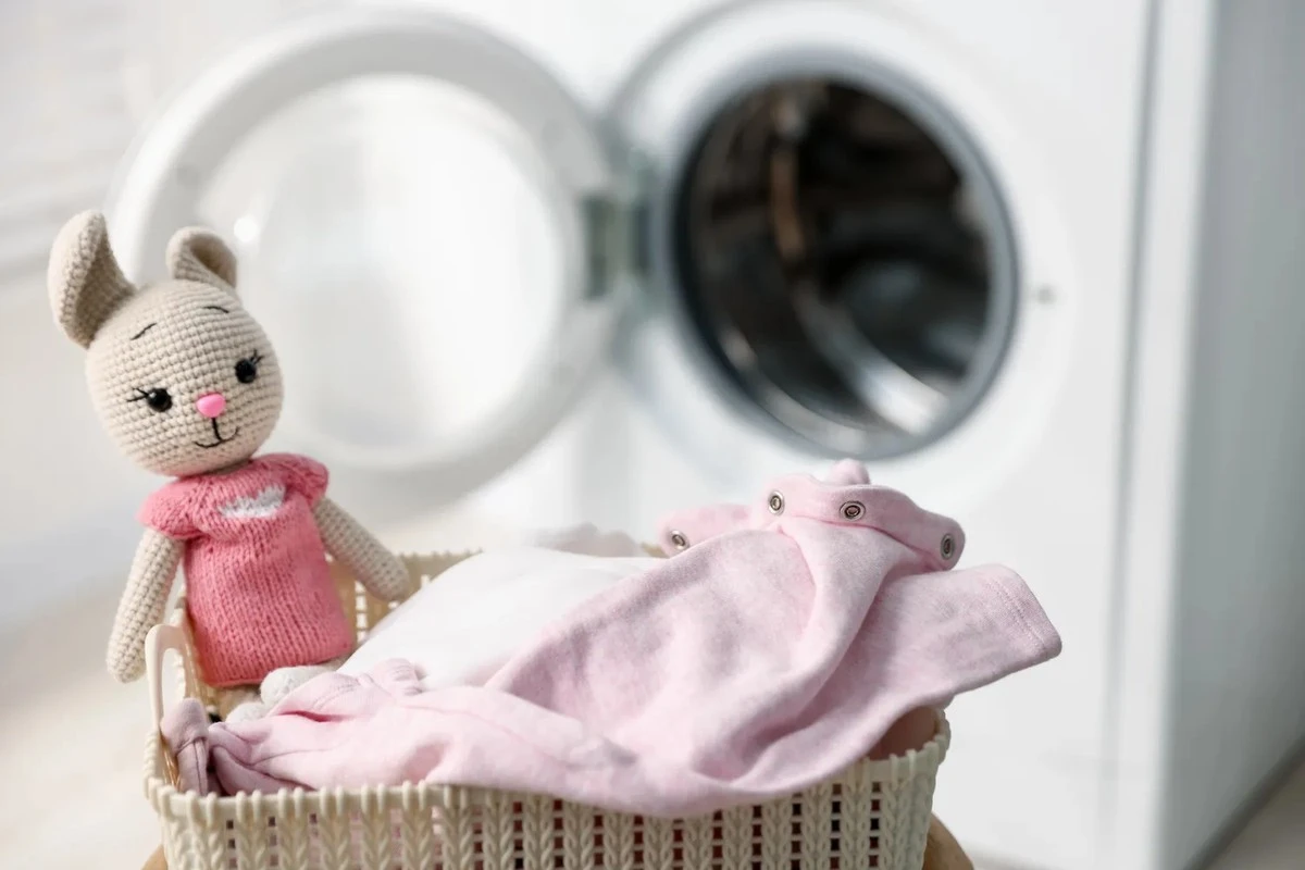 Proč zkušení hospodáři dávají do pračky sprchový závěs a tenisky