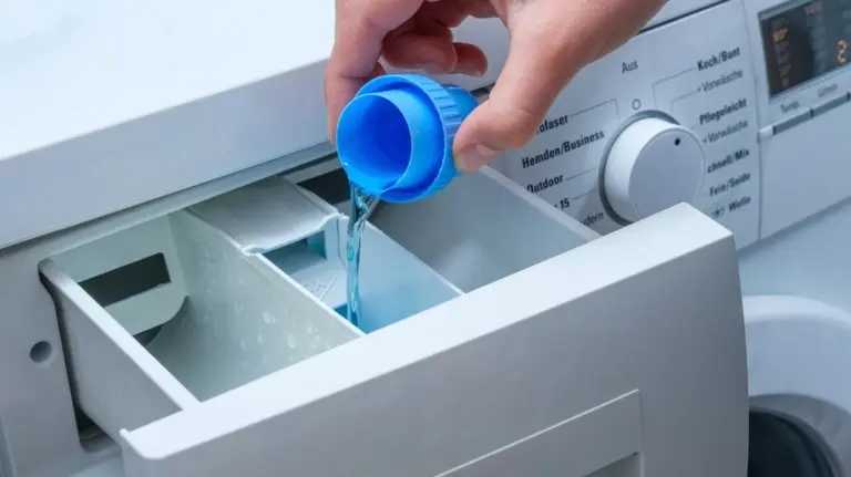 Proč zkušení hospodyňky dávají tekutý gel do pravé přihrádky pračky