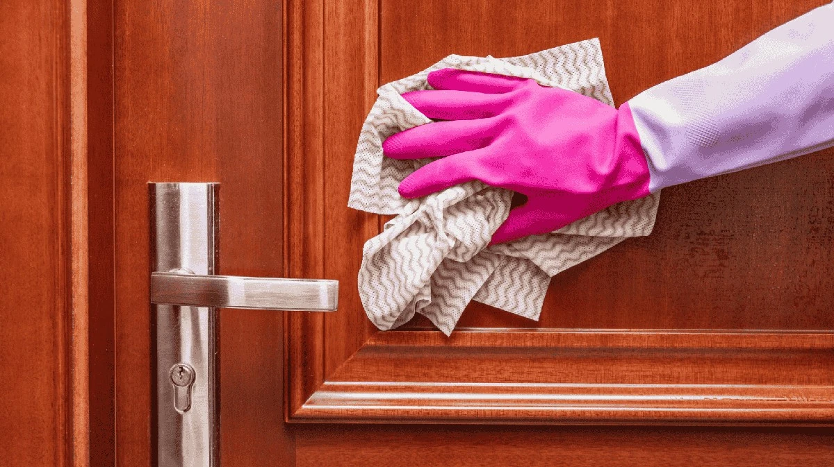Proč zkušení hostitelé před návštěvou otírají hranu koupelnových dveří