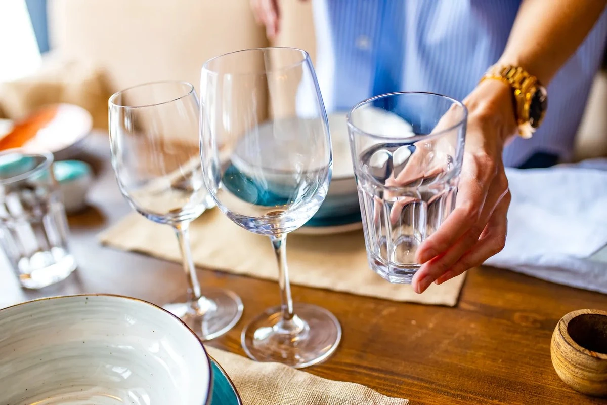 Proč zkušení hostitelé dávají sklenice na víno do myčky místo dřezu