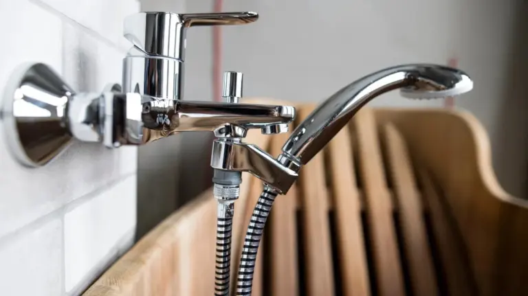 Proč zkušení hostitelé potírají vodovodní kohoutky obyčejnou svíčkou