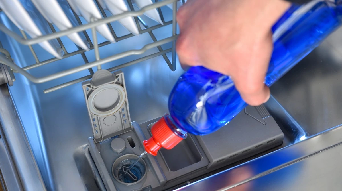 Proč zkušení hostitelé vždy dávají leštidlo do myčky i do sprchy