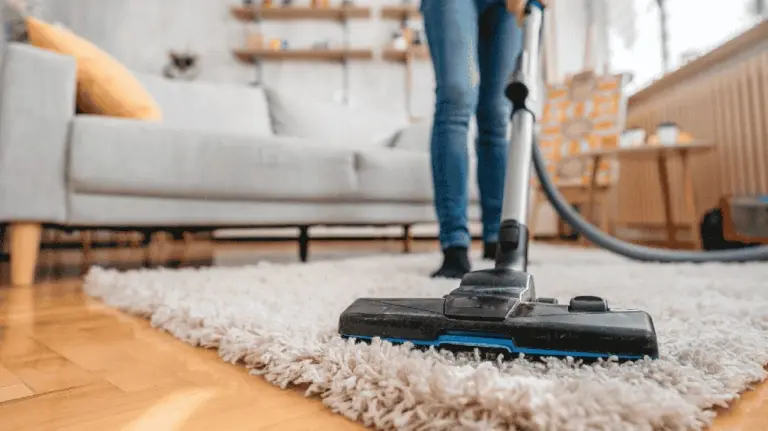 Proč zkušení hostitelé sypou před luxováním na koberec jedlou sodu