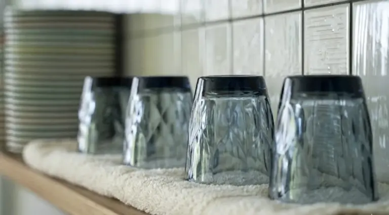 Proč zkušení hostitelé nikdy neobracejí sklenice po mytí dnem vzhůru