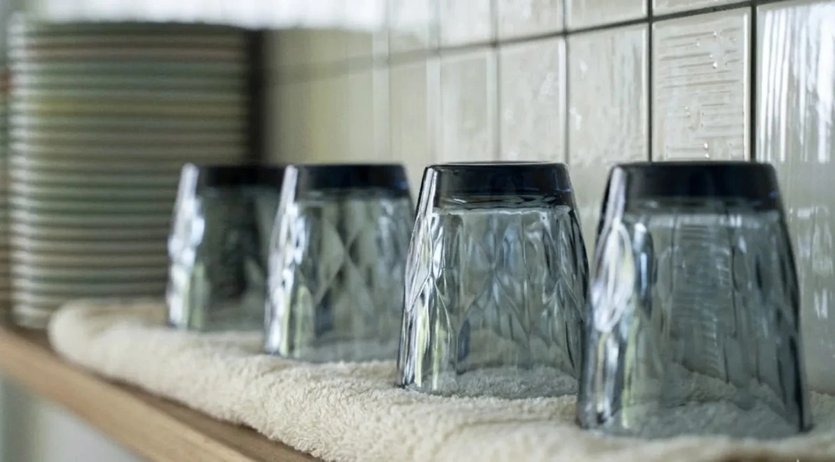 Proč zkušení hostitelé nikdy neobracejí sklenice po mytí dnem vzhůru