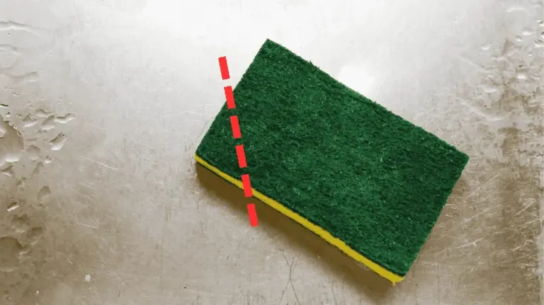 Proč zkušení hostitelé vždy ustřihnou roh kuchyňské houbičky