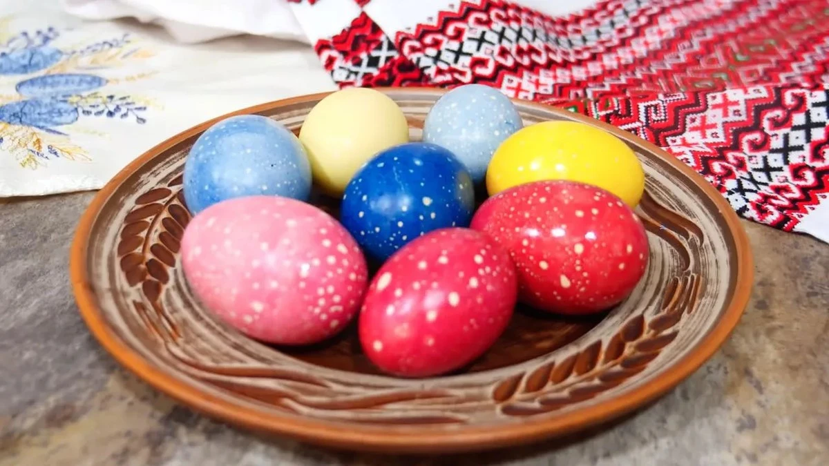 Proč zkušení hostitelé přidávají do velikonoční barvy lžíci oleje