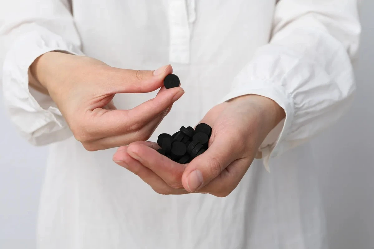 Proč zkušení hostitelé dávají krabičku aktivního uhlí za toaletu