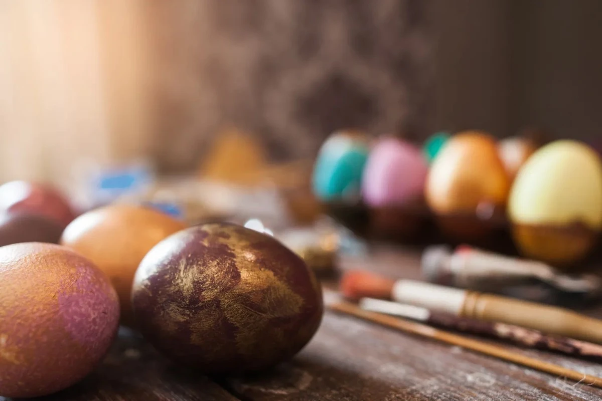 Proč zkušení hostitelé letos barví vajíčka v cibulových slupkách a troše barviva