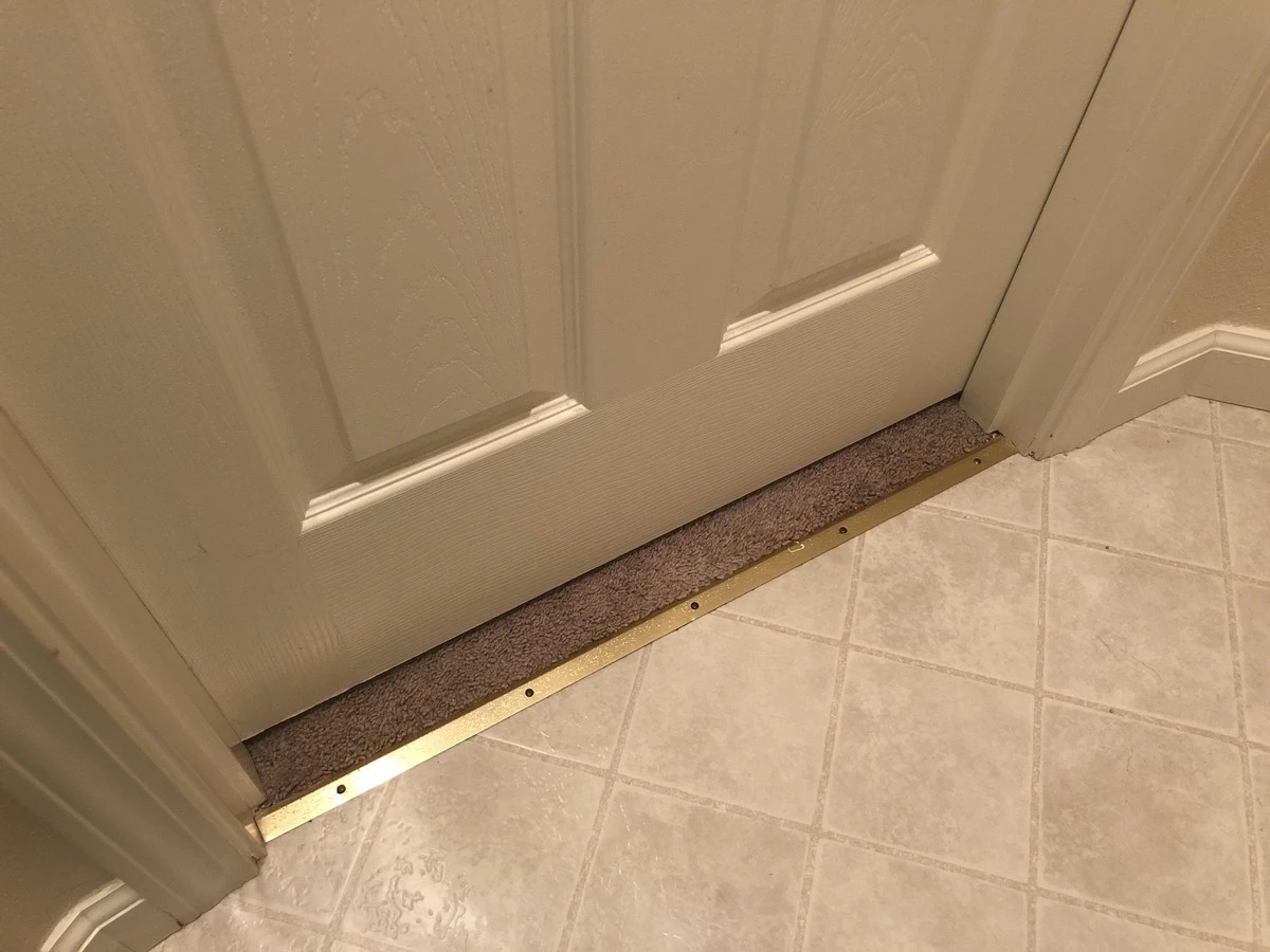 Proč zkušení hostitelé před návštěvou otírají hranu koupelnových dveří - image 1