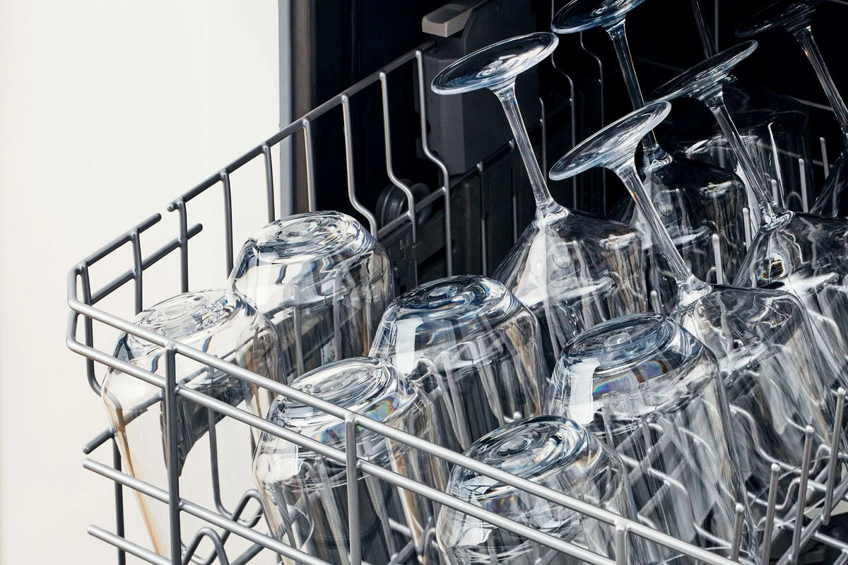 Proč zkušení hostitelé dávají sklenice na víno do myčky místo dřezu - image 1