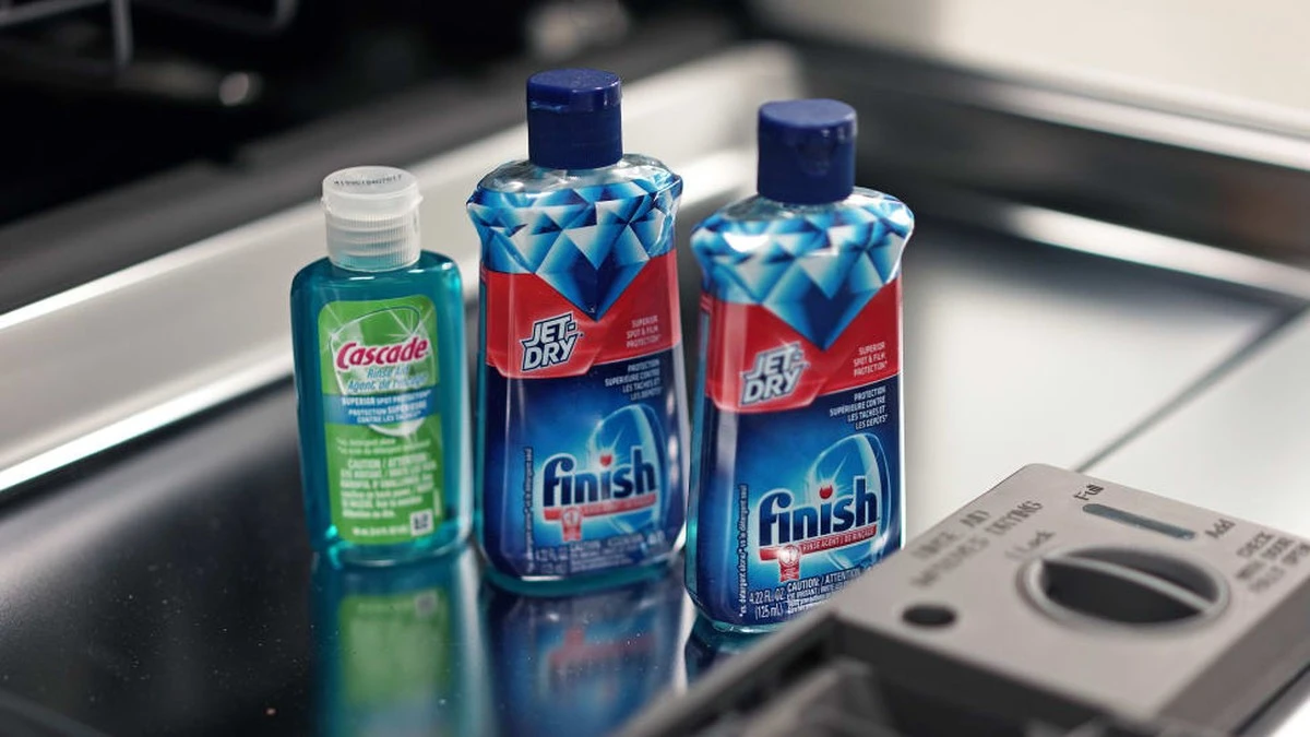 Proč zkušení hostitelé dávají leštidlo do myčky do sprchového koutu - image 1