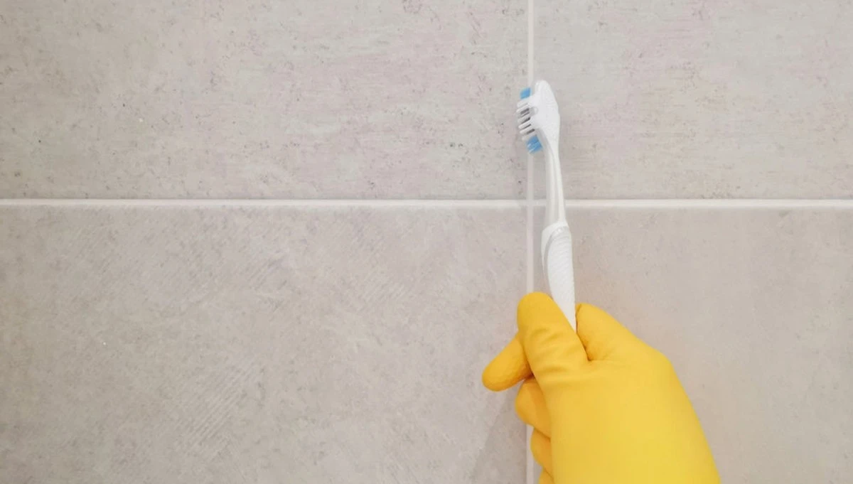 Proč zkušení hostitelé přidávají kapku tekutého pracího gelu do vody při úklidu koupelny - image 1