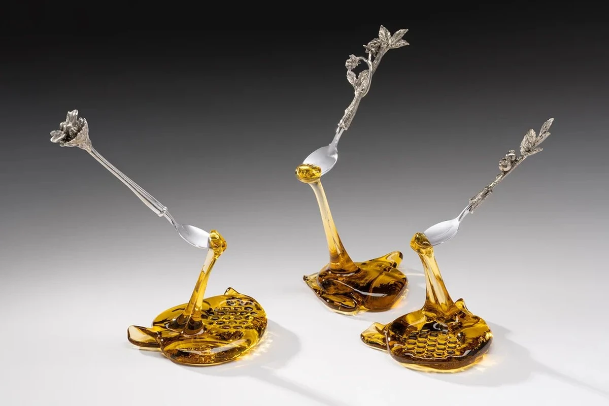 Proč zkušení hostitelé dávají na okraj sklenice s medem speciální zahnutou lžičku - image 1