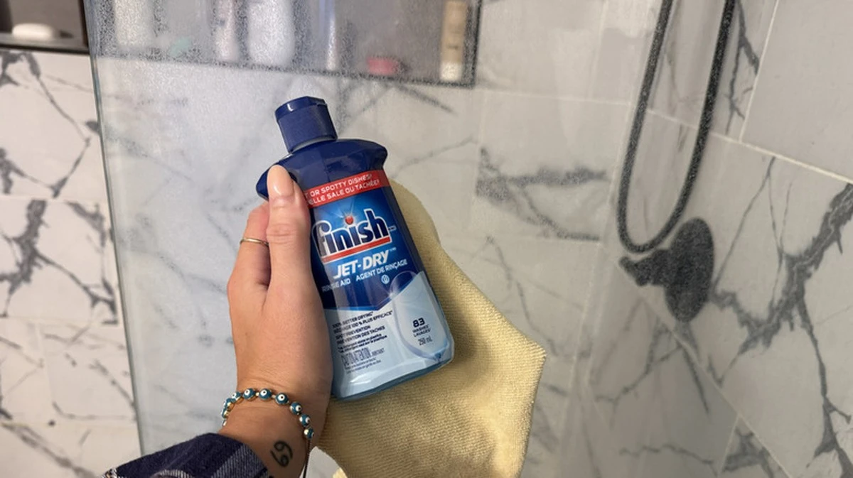 Proč zkušení hostitelé vždy dávají leštidlo do myčky i do sprchy - image 1