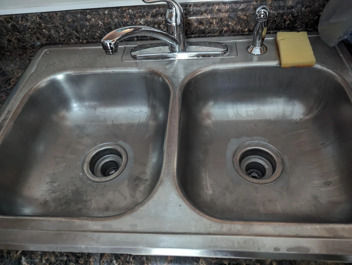 Proč zkušení hostitelé potírají nerezový dřez obyčejným olejem - image 1