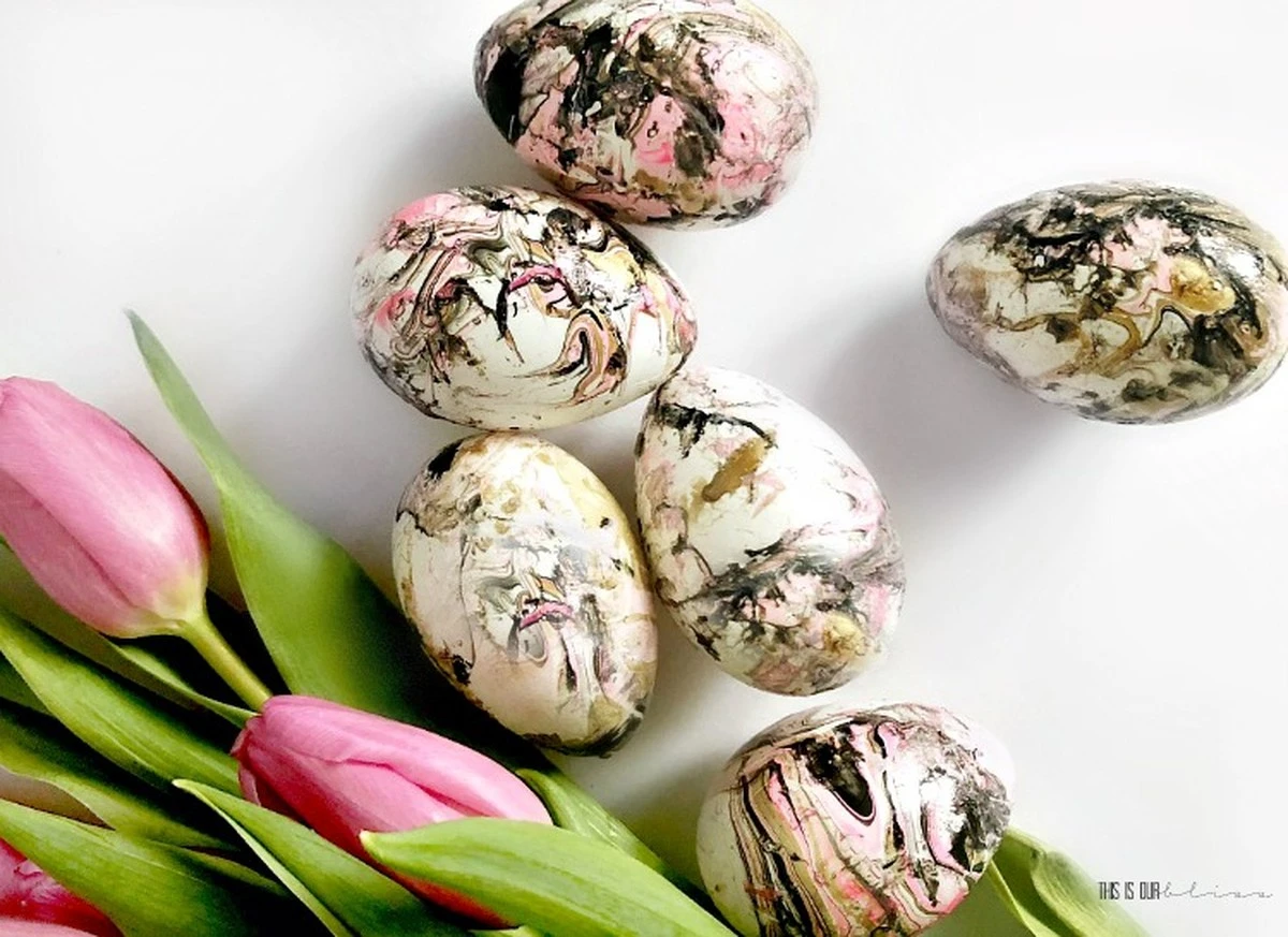 Proč zkušení hostitelé letos barví vajíčka v cibulových slupkách a troše barviva - image 1