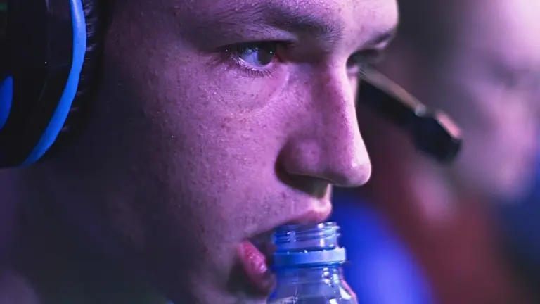 Proč zkušení hráči dávají do lednice perlivou vodu místo energeťáků