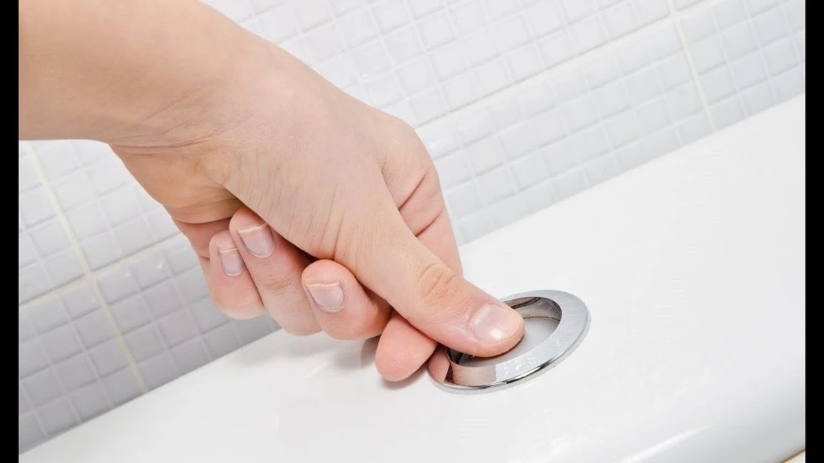 Proč zkušení instalatéři při zaseknutém tlačítku WC nejprve berou do ruky kyselinu citronovou - image 1