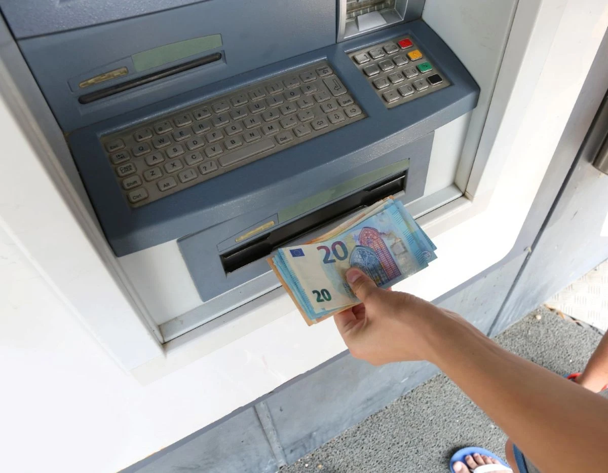 Proč zkušení klienti u bankomatu nikdy nečekají déle než 30 sekund