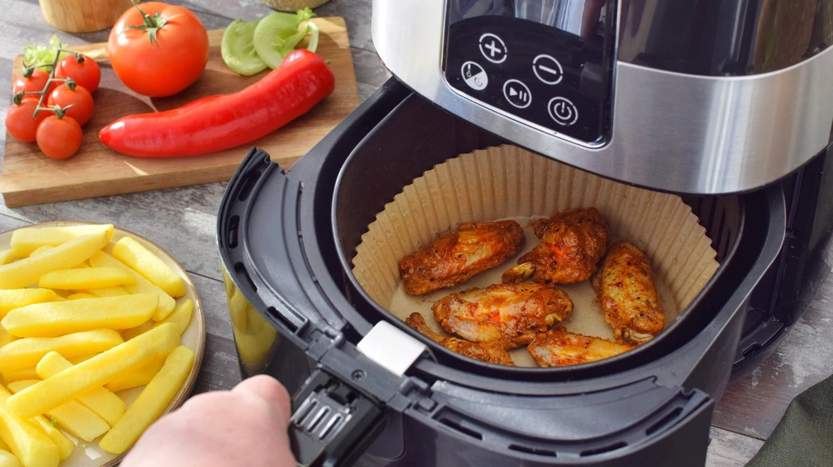 Proč zkušení kuchaři nedávají pečicí papír do horkovzdušné fritézy