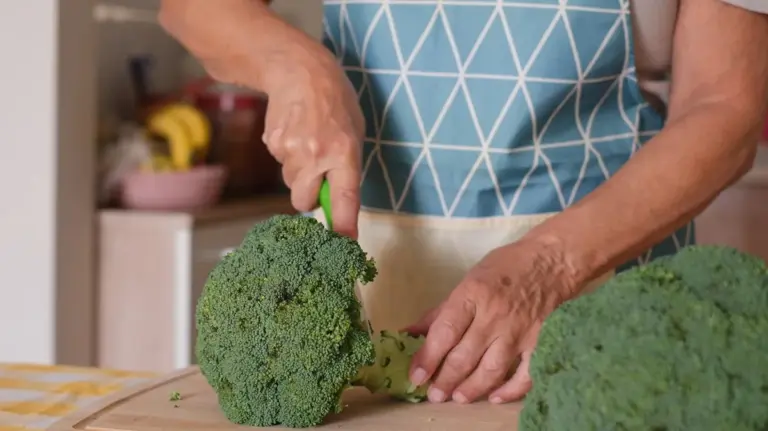 Proč zkušení kuchaři nikdy nevyhazují košťál od brokolice