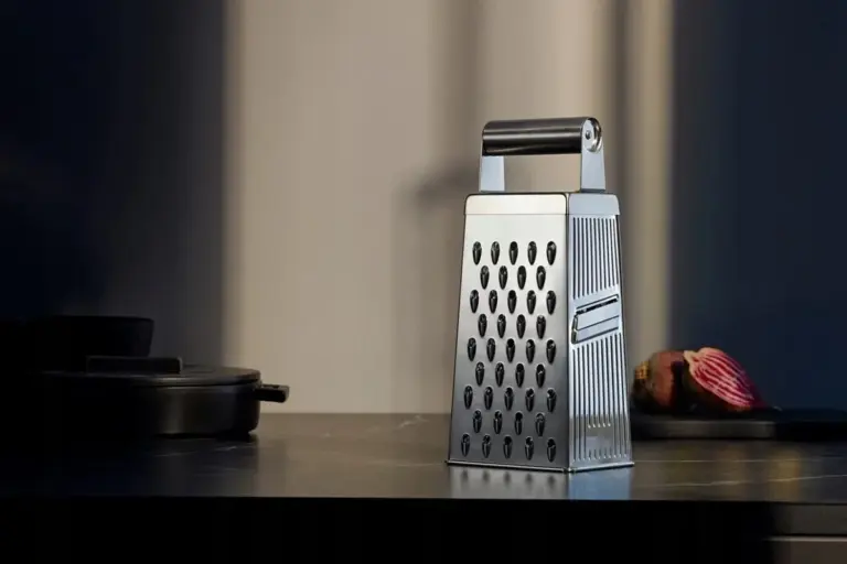 Proč zkušení kuchaři brousí struhadlo o dno keramického hrnku