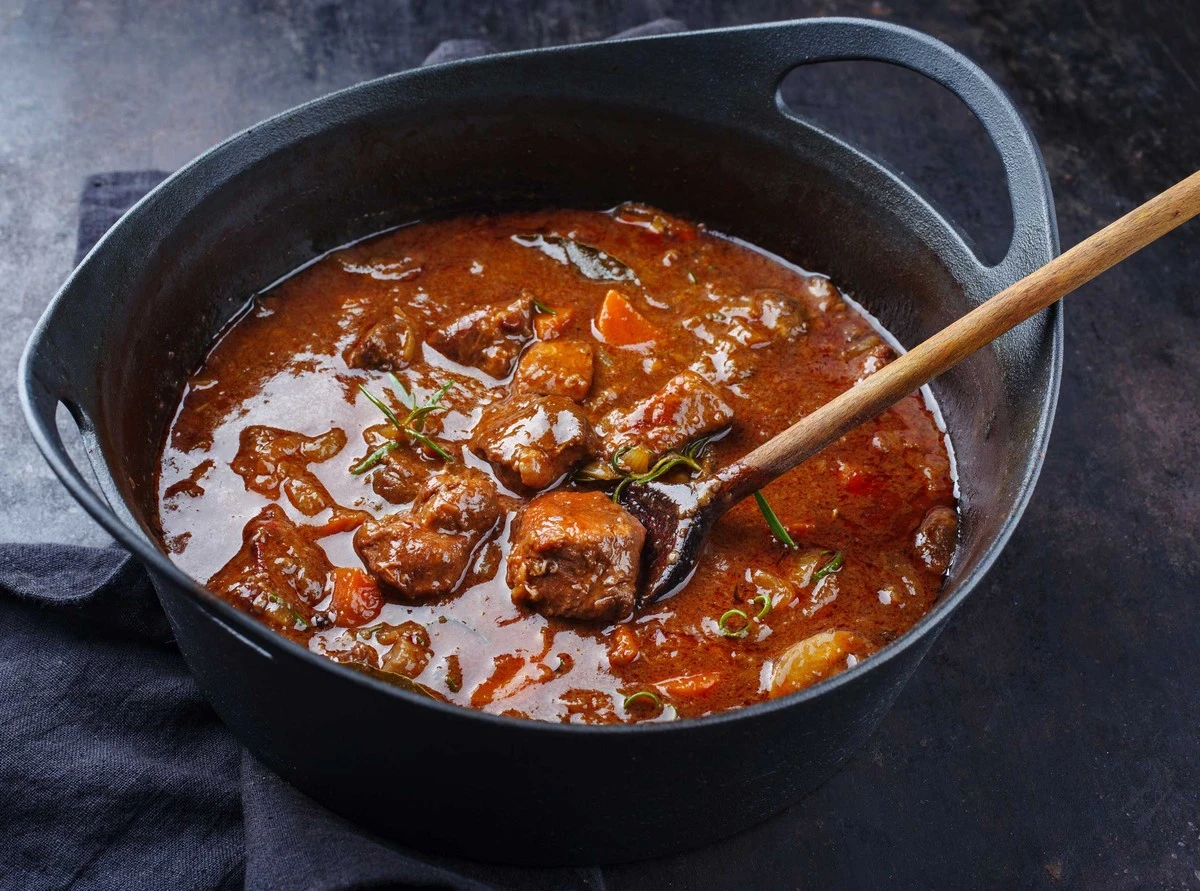 Proč zkušení kuchaři dávají tři druhy masa do trouby na dvě hodiny v jedné nádobě