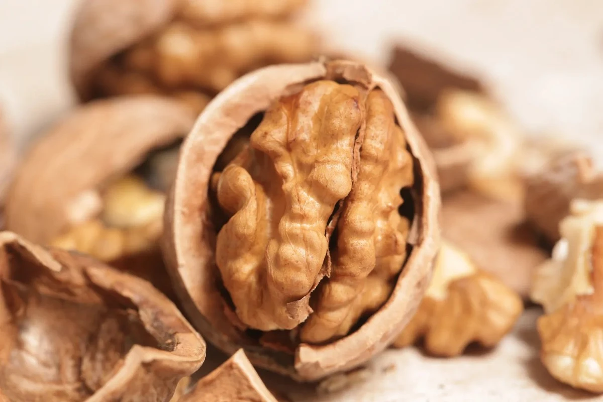 Proč zkušení kuchaři zalévají vlašské ořechy vroucí vodou