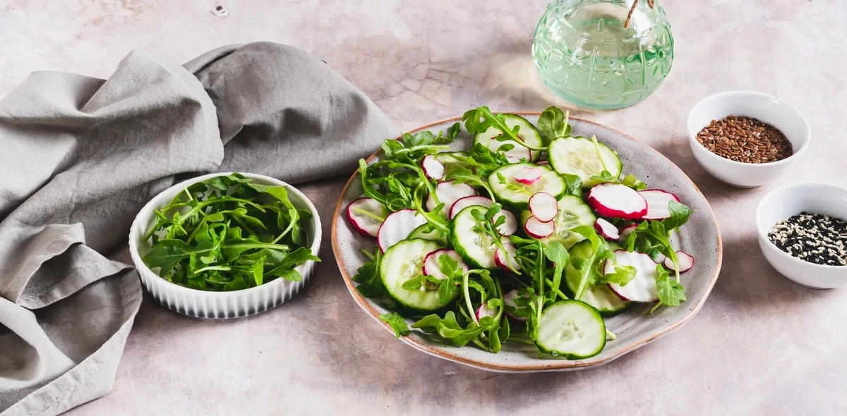 Proč zkušení kuchaři krájí ředkvičky na průsvitné plátky