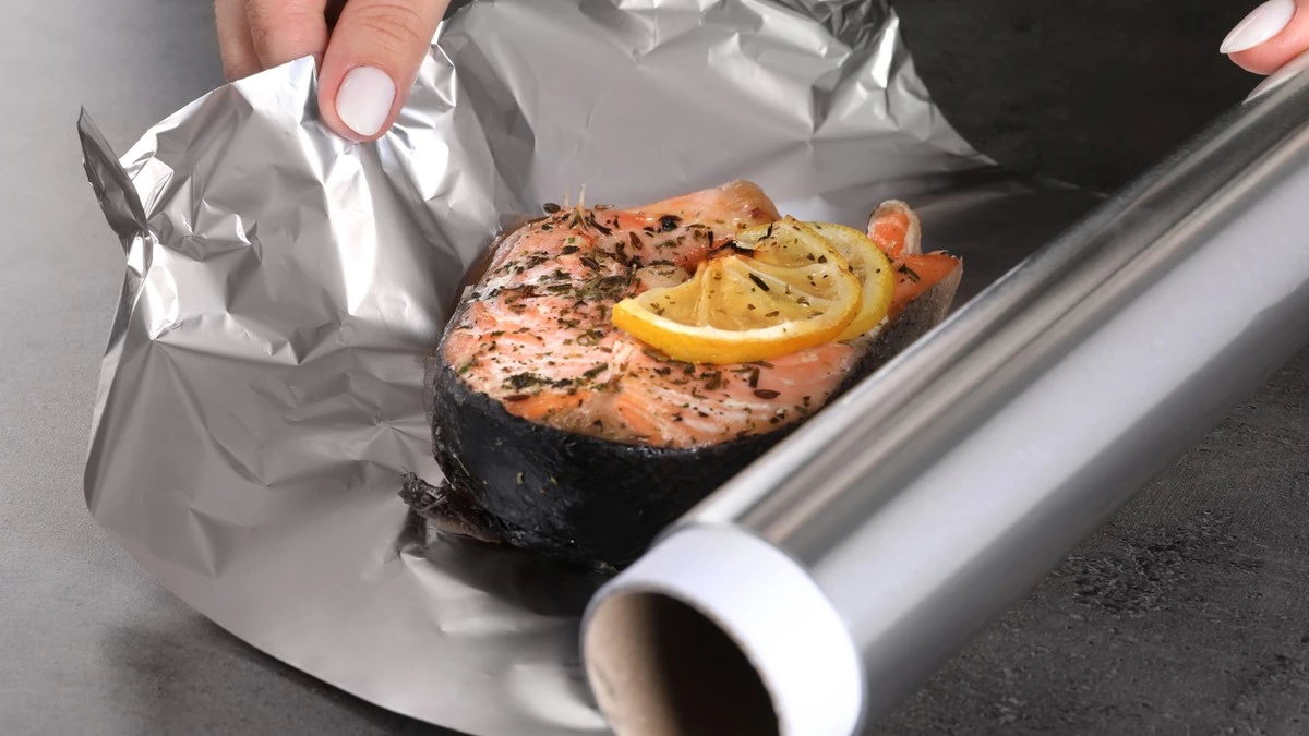 Proč zkušení kuchaři začali prostírat alobal přímo na kuchyňskou linku - image 1