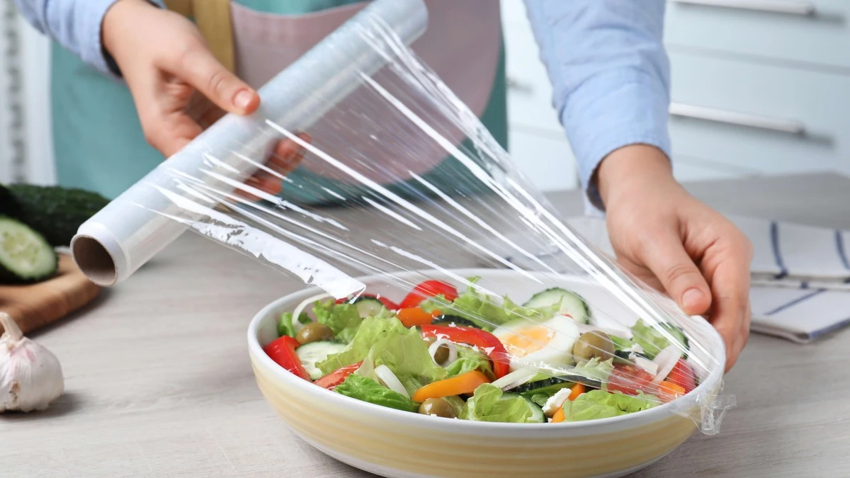 Proč zkušení kuchaři potravinovou fólii po každém použití dvakrát otočí - image 1