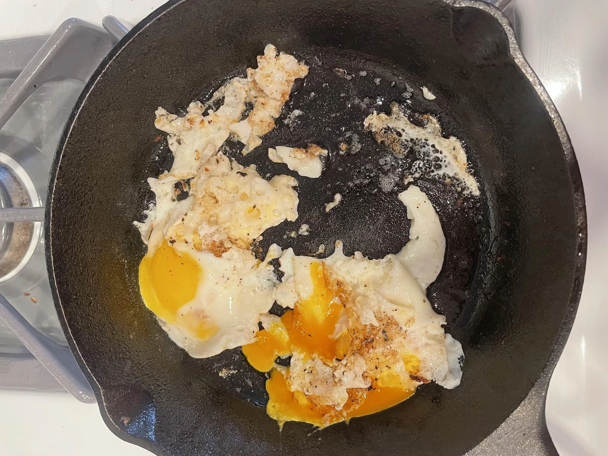 Proč zkušení kuchaři nedávají na pánev olej, když dělají vajíčka - image 1