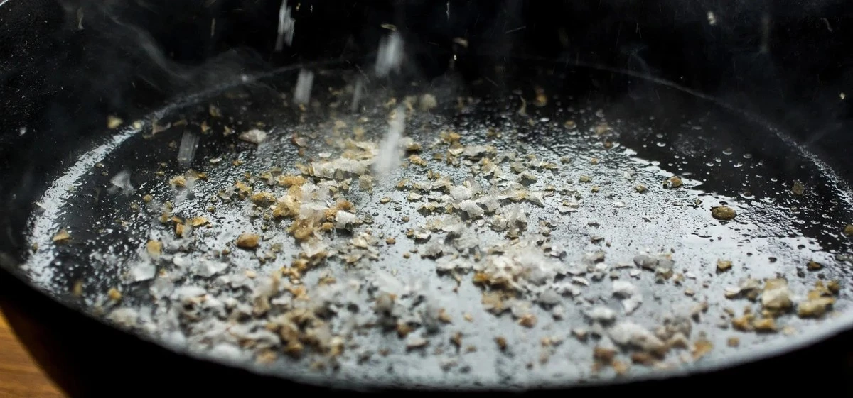 Proč zkušení kuchaři sypou do nové pánve sůl: Trik pro dokonale hladký povrch - image 1