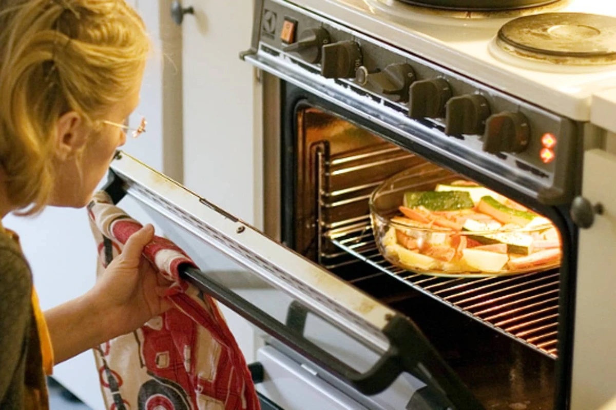 Proč zkušení kuchaři nechávají po pečení troubu otevřenou - image 1