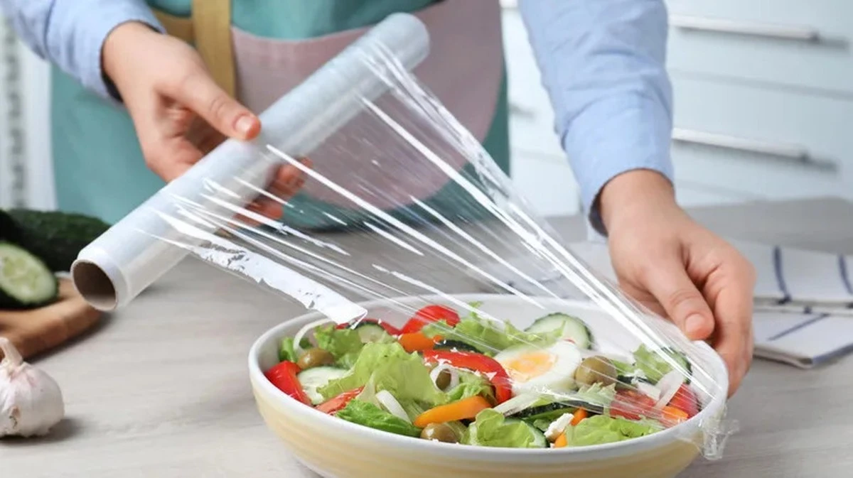 Proč zkušení kuchaři roli potravinářské fólie po použití vždy dvakrát otočí - image 1