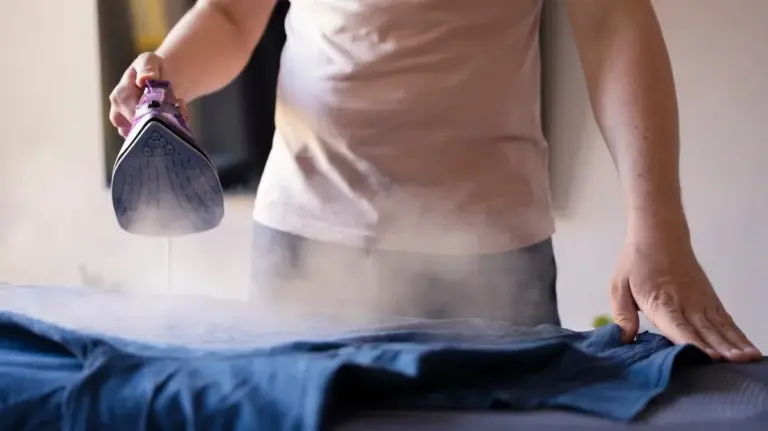 Proč zkušení lidé lepí izolepu na dno žehličky před čištěním