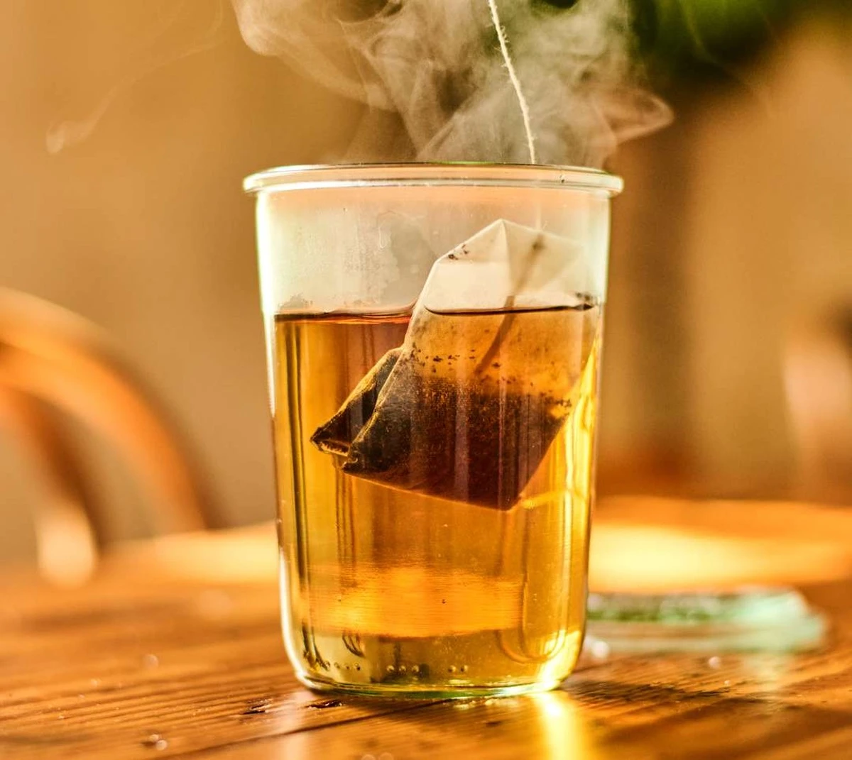 Proč zkušení lidé dávají dva sáčky černého čaje do vody na mytí oken - image 1