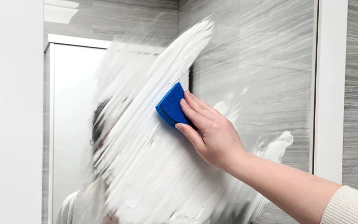 Proč zkušení lidé nanáší pěnu na holení na okna a zrcadla - image 1