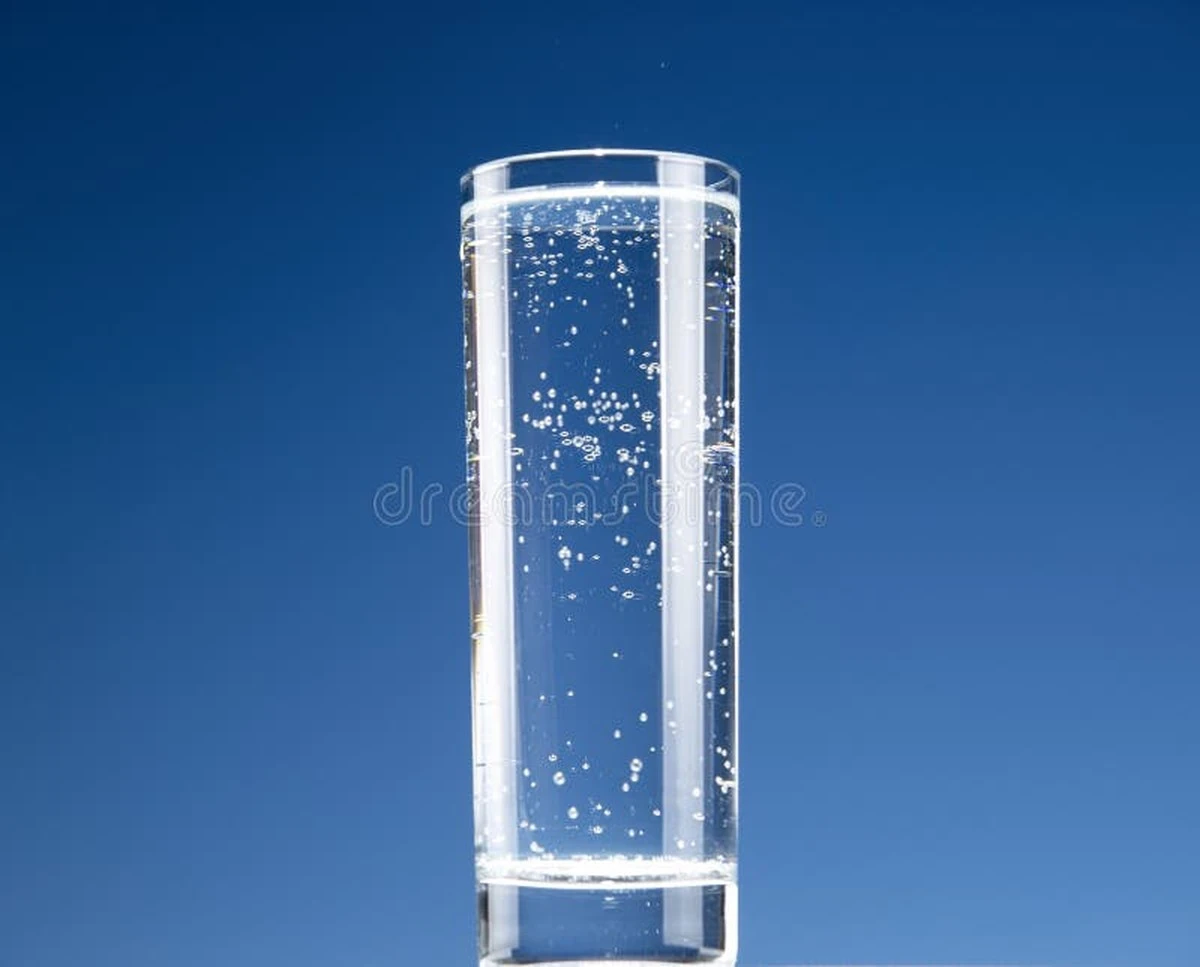 Proč zkušení lidé dávají do džbánu s vodou tabletu černého uhlí - image 1