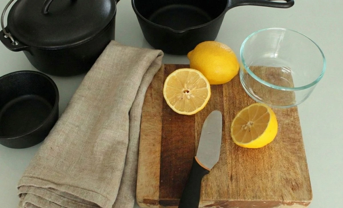 Proč zkušení lidé lepí izolepu na dno žehličky před čištěním - image 1